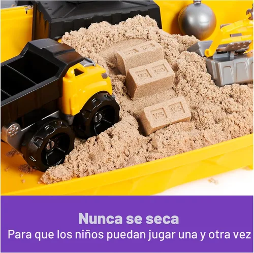 Miniatura 7 de Kinetic Sand, Caja de Arena Plegable del Sitio de Construcción con 2 Libras de Arena de Juego y Camión de Juguete, Estuche de Almacenamiento