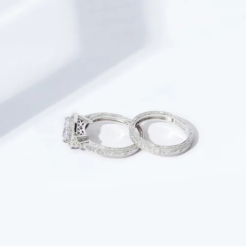 Miniatura 7 de Amazon Essentials Anillo antiguo de plata de ley chapada en platino o oro con circonita cúbica de elementos infinitos de corte Asscher