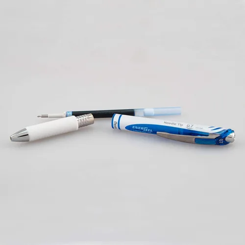 Miniatura 5 de Pentel EnerGel Pearl - Bolígrafo de gel líquido retráctil, punta de aguja (0,7 mm), trazo medio, tinta azul, paquete de 2 unidades (BLN77WBP2C)