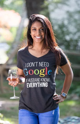 Miniatura 5 de My Husband Knows Everything Camiseta con cuello en V para mujer