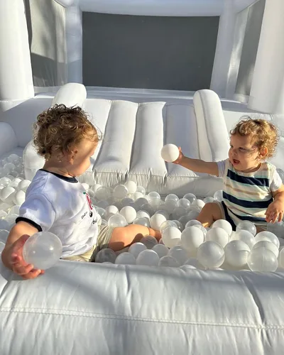 Miniatura 4 de Casa inflable blanca para niños con soplador UL, portátil, piscina de bolas grande y espacio de salto, castillos hinchables 3 en 1, una espaciosa