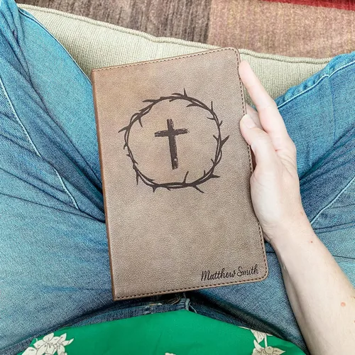 Miniatura 3 de Biblia KJV ilustrada a mano y grabada con láser, cuero marrón, incluye opción de agregar nombre grabado, regalo personalizado para boda, bautizo