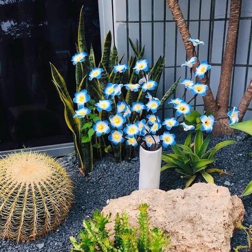 Miniatura 7 de Paquete de 2 ramas de flores artificiales de plumeria, ramo de berenjena ligera falsa Frangipani para decoración romántica del hogar (azul)