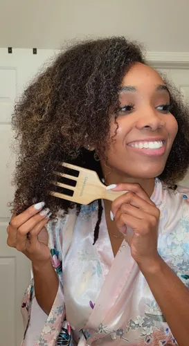 Miniatura 3 de GranNaturals Peine de dientes anchos de 4 puntas para esponjar, peinar y desenredar peinados rizados y ondulados, púas de madera para cabello