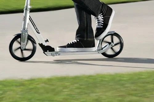 Miniatura 7 de Razor A5 DLX Patinete para niños de 8 años en adelante - Ruedas de uretano de 8", plegable, manubrio anti-traqueteo, para ciclistas de hasta 220 lbs