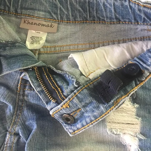 Miniatura 3 de Khanomak Pantalones cortos rasgados de mezclilla para niñas con bandas ajustables