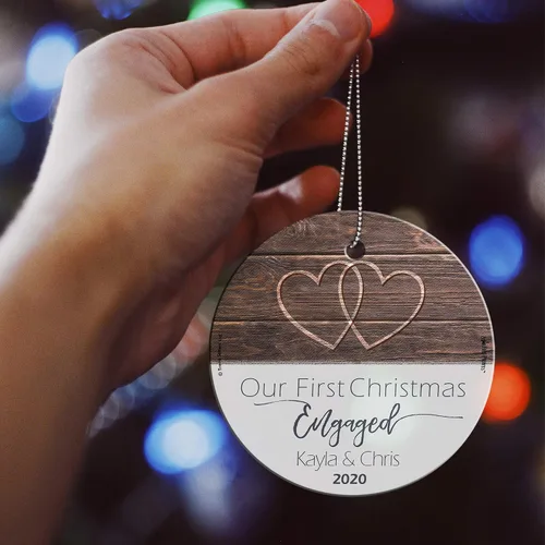 Miniatura 2 de Nuestro primer adorno de Navidad comprometido 2025 colgante de vidrio estampado – decoración rústica personalizada de corazones de granja – Círculo