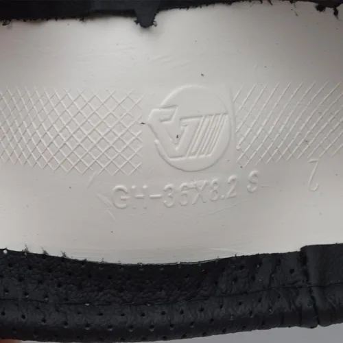 Miniatura 4 de QianBao Funda de cuero genuino para volante de automóvil, color negro para volantes de 13.5 a 14.2 pulgadas, absorbente de sudor (negro)