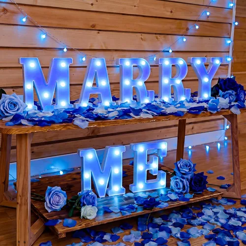 Roowest El juego de decoración de propuesta de luz con letras Marry Me incluye 7 LED de 6.3 pulgadas y 1000 pétalos de rosa para decoración de boda