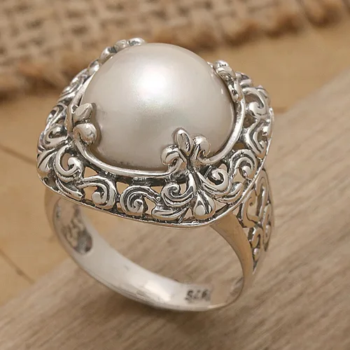 Miniatura 5 de NOVICA Anillo de cóctel artesanal hecho a mano con perlas de agua dulce cultivadas Mabe, plata de ley 925, diseño floral, piedra natal blanca