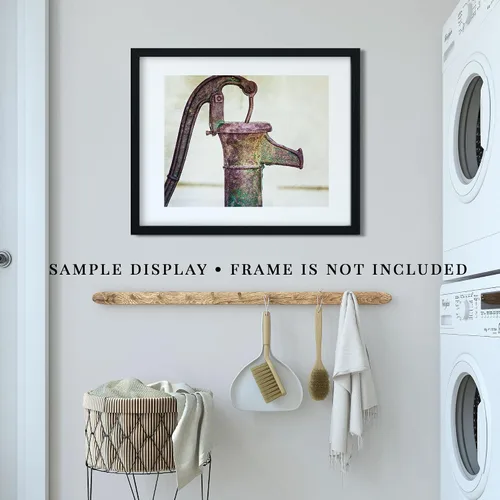 Miniatura 5 de LISA RUSSO FINE ART - Impresión artística de pared con bomba de agua vintage - Fotografía artística sin marco - Casa de campo, baño rústico, cocina