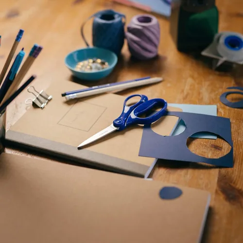 Miniatura 8 de Fiskars Tijeras para estudiantes de 7 pulgadas para niños de 12 a 14 años, tijeras para la escuela o manualidades, suministros de regreso a
