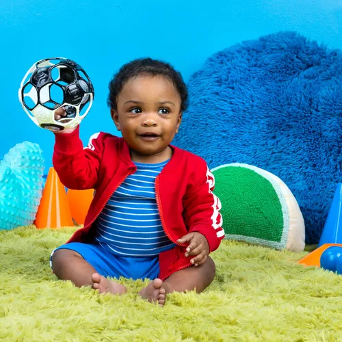 Miniatura 4 de Bright Starts Oball Grippin' Goals Rattle Balón de Fútbol - Negro y Blanco, Juguete de Fácil Agarre para Recién Nacidos en Adelante Fútbol