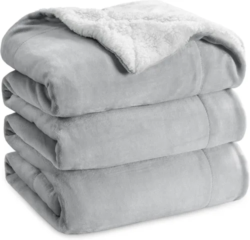 Bedsure GentleSoft - Manta de forro polar Sherpa tamaño King para cama, gruesa y cálida, suave manta de felpa para invierno, gris claro, 108 x 90 02