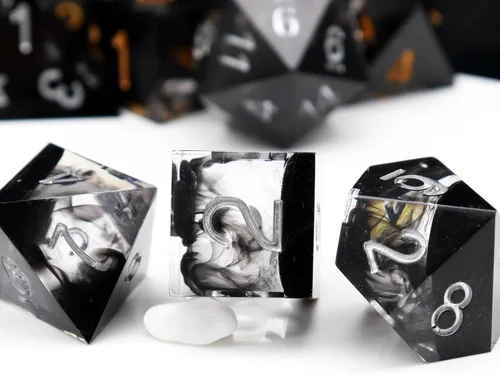 Miniatura 13 de Haxtec Juego de dados brillantes de borde afilado, dados DND de resina hechos a mano con inclusión de Mylar iridiscente, mezcla de color morado Azul