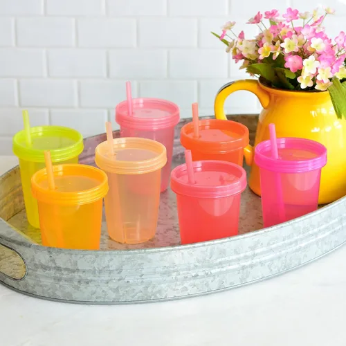 Miniatura 3 de Youngever 7 juegos de vasos de plástico para niños con tapas y pajitas, 7 vasos reutilizables para niños pequeños con pajitas en 7 colores rosados