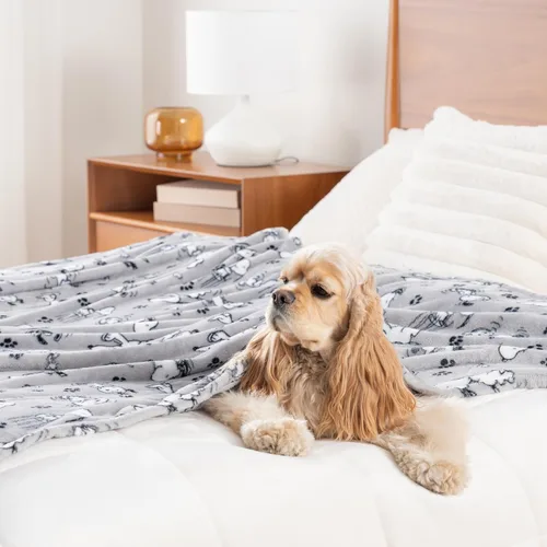 Miniatura 6 de Berkshire Blanket Peanuts® VelvetLoft® - Manta de felpa de Snoopy con bonitos personajes, poses y patas, color gris, manta de 55 x 70 pulgadas