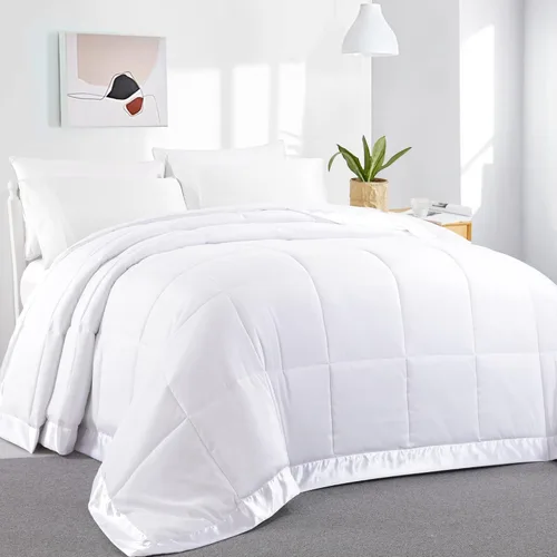 HOMBYS Manta de plumón alternativo tamaño King de 120 x 120 pulgadas para todas las estaciones, manta de cama blanca acolchada ligera con ribete