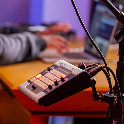 Miniatura 5 de Zoom Procesador V3 Vocal para transmisión y rendimiento en vivo con armonía, corrección de tono, reverberación y retardo, 16 efectos de estudio