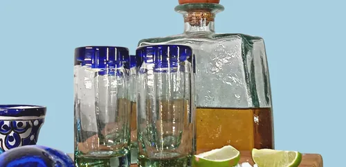 Miniatura 7 de Specialty - Vasos de tequila mexicanos, soplados a mano con color y textura únicos, juego de 4 piezas (borde azul)