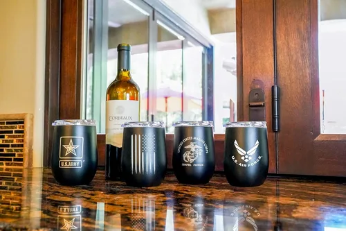 Miniatura 4 de Military Gift Shop Vaso de vino aislado al vacío con la bandera estadounidense para exteriores, con tapa, vidrio de acero inoxidable de 12 onzas