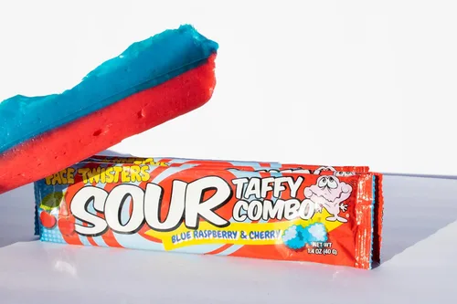 Miniatura 3 de Face Twisters Combo de caramelo agrio de frambuesa azul y cereza 1.4 oz