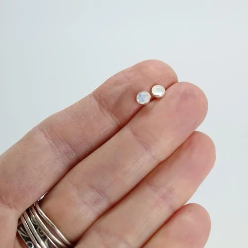 Miniatura 67 de Aretes de tuerca con piedras preciosas para mujeres y niñas, bisel redondo de 0.157 in de plata esterlina 925