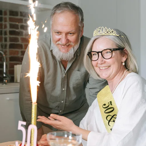 Miniatura 6 de Juego de celebración de 50 cumpleaños – Pin de perlas doradas, corona y banda – fabulosos recuerdos de fiesta para mujeres 50 cumpleaños dorado