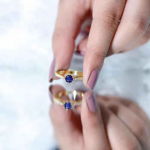Miniatura 4 de Anillo de compromiso con solitario mínimo de zafiro azul, redondo de 0.197 in, calidad AAA, joyería inspirada en flores para mujer
