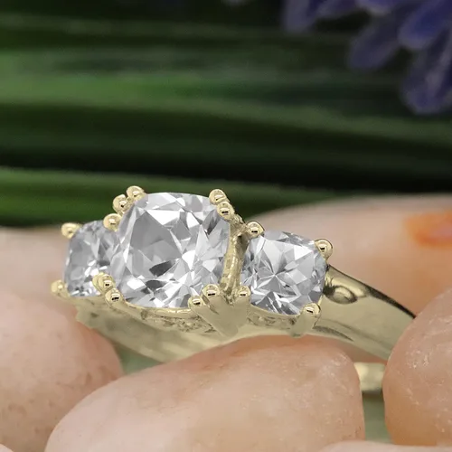 Miniatura 67 de Dazzlingrock Collection Anillo de boda de 3 piedras preciosas creadas en el centro de cojín de 0.04 quilates y diamante blanco natural redondo