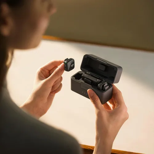 Miniatura 7 de DJI Mic Mini (2 TX + 1 RX + estuche de carga), micrófono inalámbrico Lavalier para iPhone/cámara/Android, ultraligero, audio rico en detalles, uso