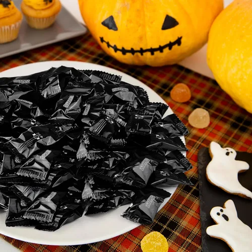 Miniatura 6 de Black Foils - Caramelos dulces y ácidos, bolsa de 1 libra de caramelos kosher con temática de color negro envueltos individualmente con sabor a