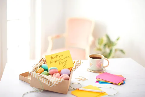 Miniatura 11 de American Greetings Tarjetas en blanco de un solo panel con sobres, colores arcoíris (200 unidades)