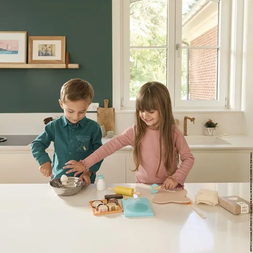 Miniatura 9 de Janod - My Bakery - Juego de té de cocina y muñeca - 19 piezas de madera y fieltro incluidas - Pinturas a base de agua - 3 años + J06618