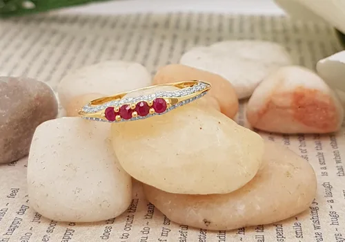 Miniatura 3 de Dazzlingrock Collection Anillo de boda redondo de rubí y diamante blanco apilable para mujer en oro