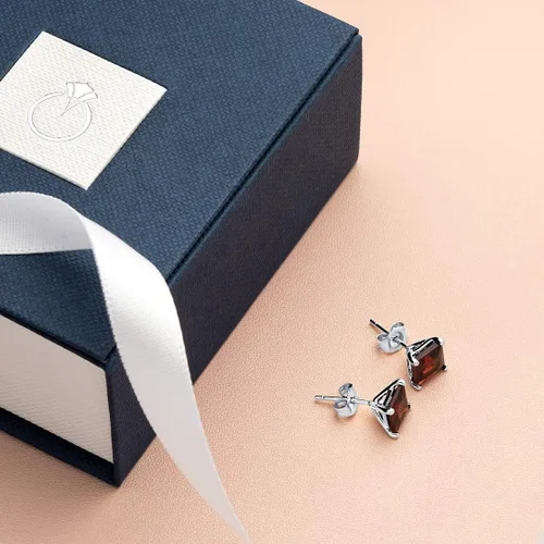 Miniatura 6 de Peora Aretes de tuerca de oro blanco macizo de 14 quilates con granate rojo para mujer, piedra natal auténtica, corte de princesa solitario, 0.23