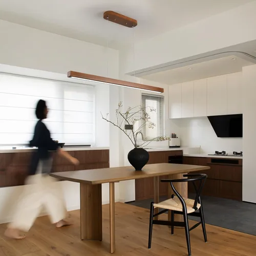 Miniatura 3 de YISDESIGN Lámparas colgantes lineales de madera de 47 pulgadas, modernas, LED, 36 W, regulables, iluminación colgante de techo, luces colgantes, Za.