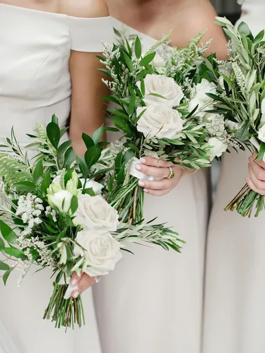 Miniatura 7 de MACTING 30 Rosas Artificiales Blancas Flores Falsas con Tallo Rosas de Espuma de Tacto Real para DIY Arreglos de Ramo de Boda Centros de Mesa White-1