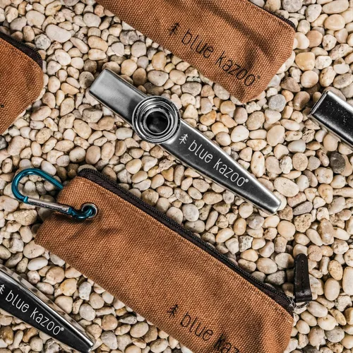 Miniatura 8 de The Original Blue Kazoo - Instrumento musical de aluminio - Mochila ultraligera Kazoo - Incluye bolsa de lona y mosquetón - Fácil de transportar