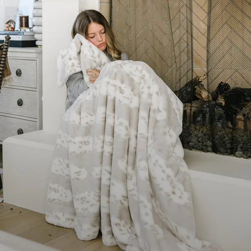 Miniatura 6 de Minky Designs Arctic Lynx Minky Blanket – Manta ultrasuave de piel sintética para sofá, cama y hogar – Esponjosa, cálida y lujosa – Colección Posh