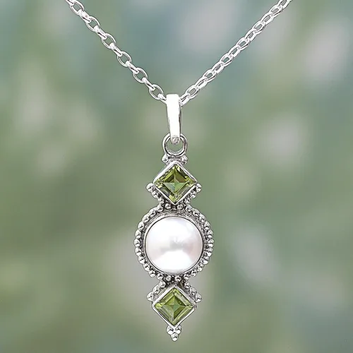 Miniatura 5 de NOVICA Collar con colgante de peridoto de perlas de agua dulce cultivadas de plata de ley 925 hecha a mano de la India, piedra natal verde y blanca