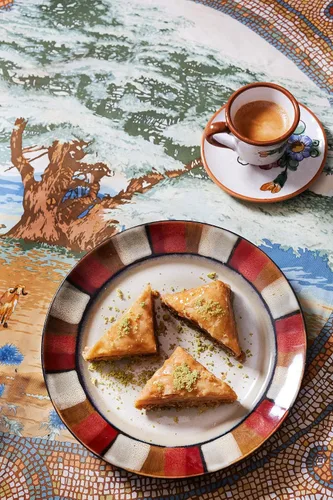 Miniatura 5 de Cedar Pastries Baklava triangular tradicional de 16 piezas – Surtido de anacardos, almendras y nueces Postre mediterráneo hecho a mano Kosher