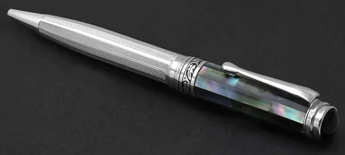 Miniatura 7 de Xezo Bolígrafo Maestro, punta media. Plata de ley 925 maciza y nácar negro con chapado en platino puro. Hecho a mano, edición limitada, serializado.