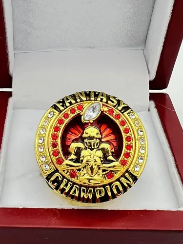 Miniatura 3 de Anillos deportivos con descuento, ANILLO DE CAMPEÓN DE FÚTBOL DE FANTASÍA — CUERPO DORADO, PIEDRAS ROJAS, Premios al jugador 9-20