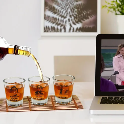 Miniatura 4 de Juego de 6 vasos de chupito de mercancía de The Office, vasos de chupito transparentes de 1.5 onzas con base pesada, regalos divertidos para The