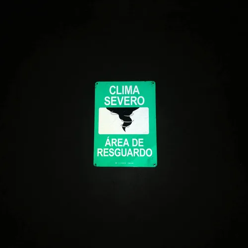 Miniatura 6 de TRADESAFE Letrero de área de refugio para clima severo – Clima Severo, Área De Resguardo Español, Instalación Rápida, Reflectante de Luz, Resistente