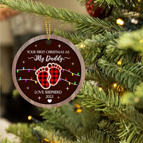 Miniatura 6 de Adorno de Navidad con texto en inglés "Your First Christmas As My Daddy 2025", regalo de recuerdo personalizado para nuevo papá Adorno Your Are