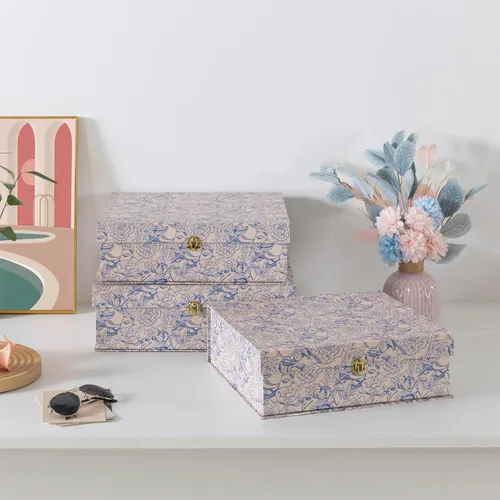 Miniatura 4 de Soul & Lane Cajas de Almacenamiento Decorativas de Cartón Floral Azul y Blanco con Herrajes Dorados - Juego de 3, Jardín Aviario - Cajas Apilables