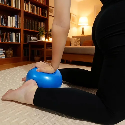 Miniatura 4 de Mini pelota de ejercicio de 9 pulgadas - Pelota de yoga y pilates portátil con superficie antideslizante para entrenamiento central, fitness - Uso
