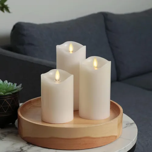 Miniatura 8 de Matchless Candle Co. de Luminara Juego de 3 (3" x 4.5", 5.5", 6.5") Vela sin llama LED parpadeante con pilas, llama móvil, pilar de cera, borde